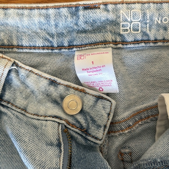 No Boundaries distressed Jeans - Picture 3 of 4